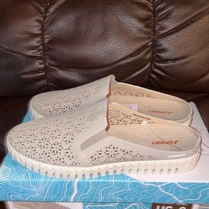 🧳 NEW IN BOX J SPORT MULE SHOES.
